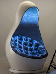 The Chair of Lightness, luci azzurre